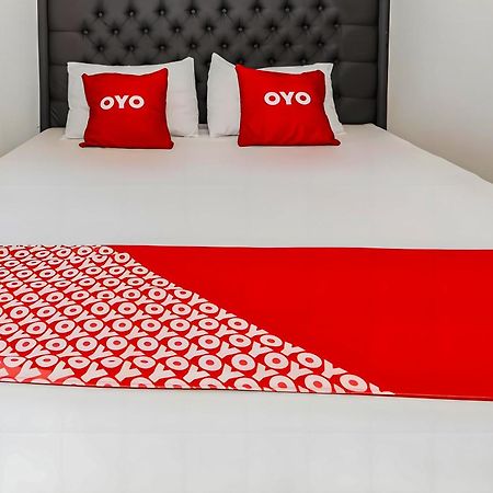 Oyo 93703 F88 Hotel Bekasi Kültér fotó